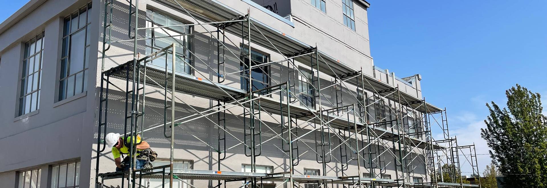 A professional scaffolding erector installs commercial scaffolding in Eugene Oregon. 